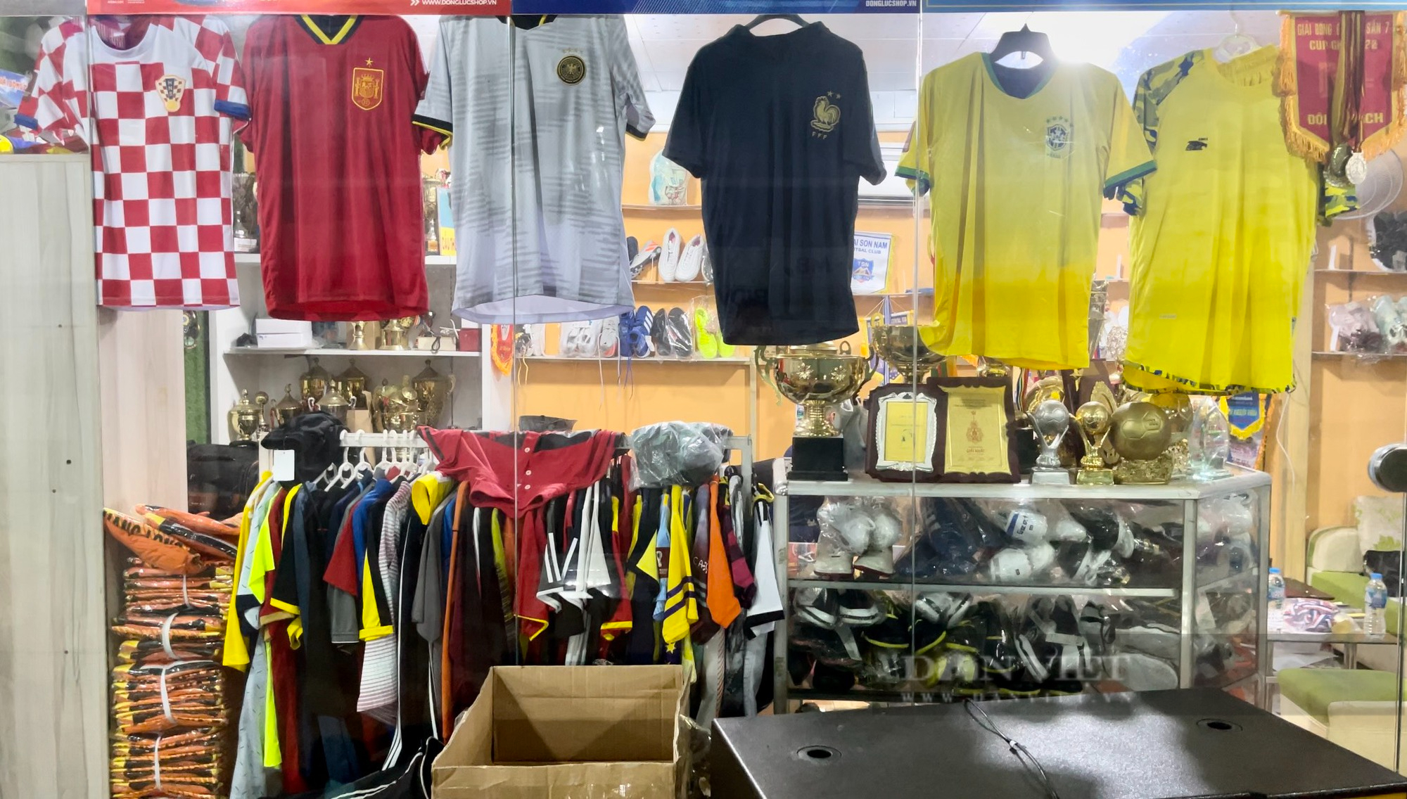 Shop thể thao hưởng lợi nhờ World Cup - Ảnh 4.