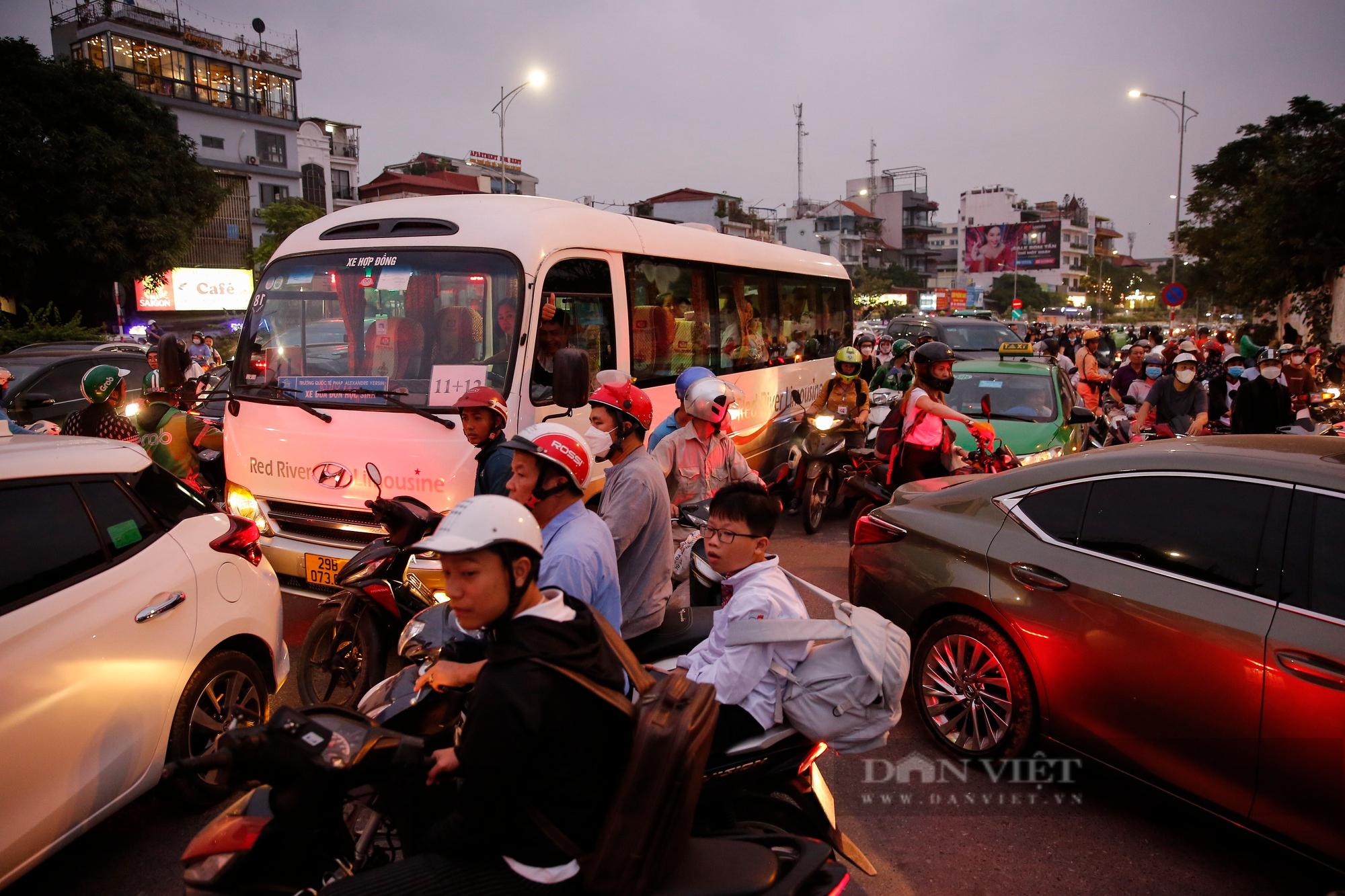Ùn tắc kinh hoàng sau khi tuyến đường hết mạch nối Hà Nội với sân bay Nội Bài thi công trở lại - Ảnh 6.