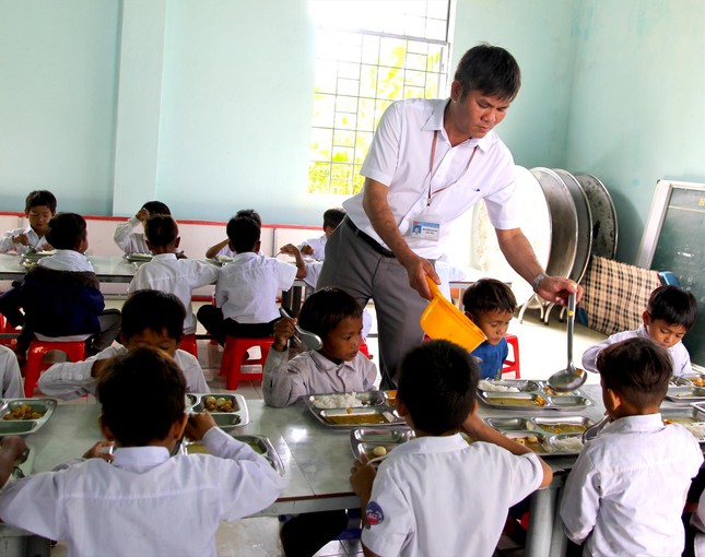 Nghẹn ngào bánh mì 0 đồng ở 'hốc Pờ Tó' - Ảnh 1.