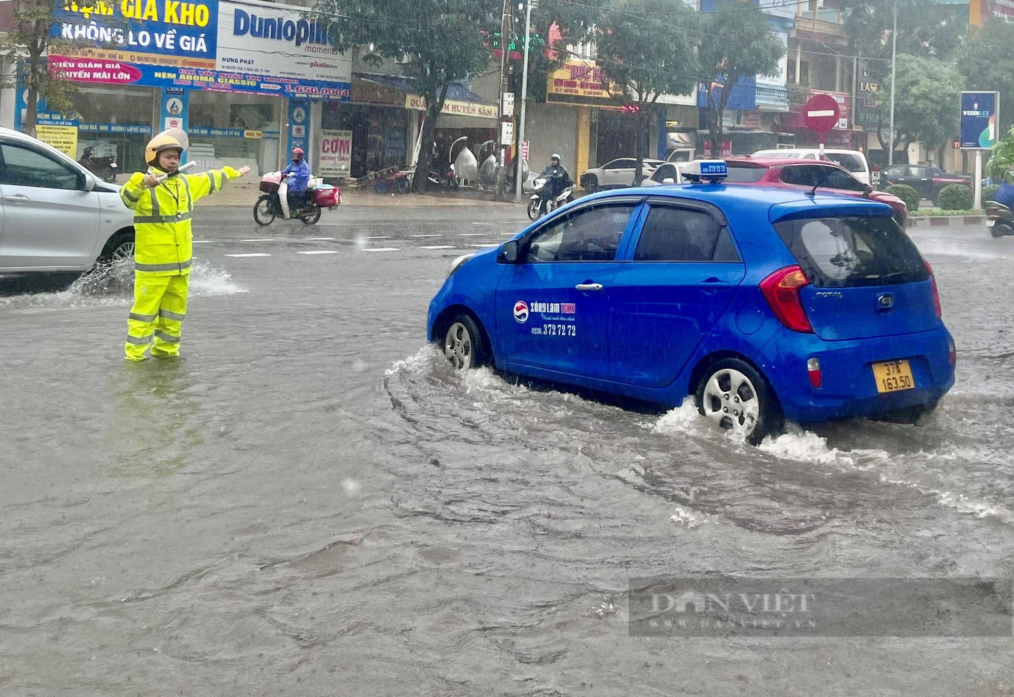 Đường biến thành sông, thành phố Vinh mênh mông trong biển nước sau cơn mưa lớn hiếm gặp - Ảnh 19.