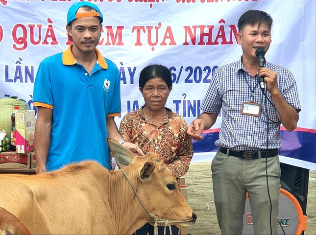 Nghẹn ngào bánh mì 0 đồng ở 'hốc Pờ Tó' - Ảnh 2.