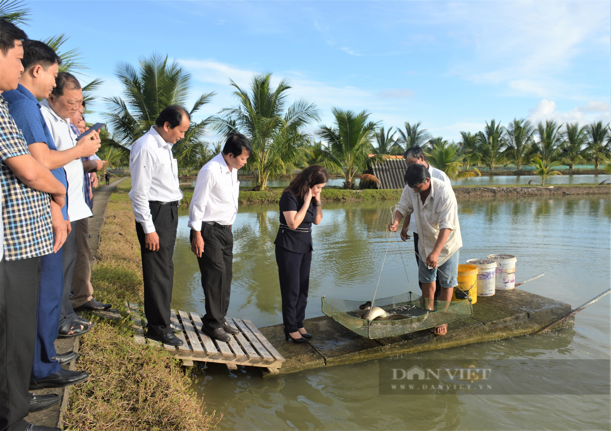 Hội Nông dân 11 tỉnh, thành cụm thi đua số 5 thăm mô hình nuôi cá chình của tỷ phú ở Cà Mau - Ảnh 4.