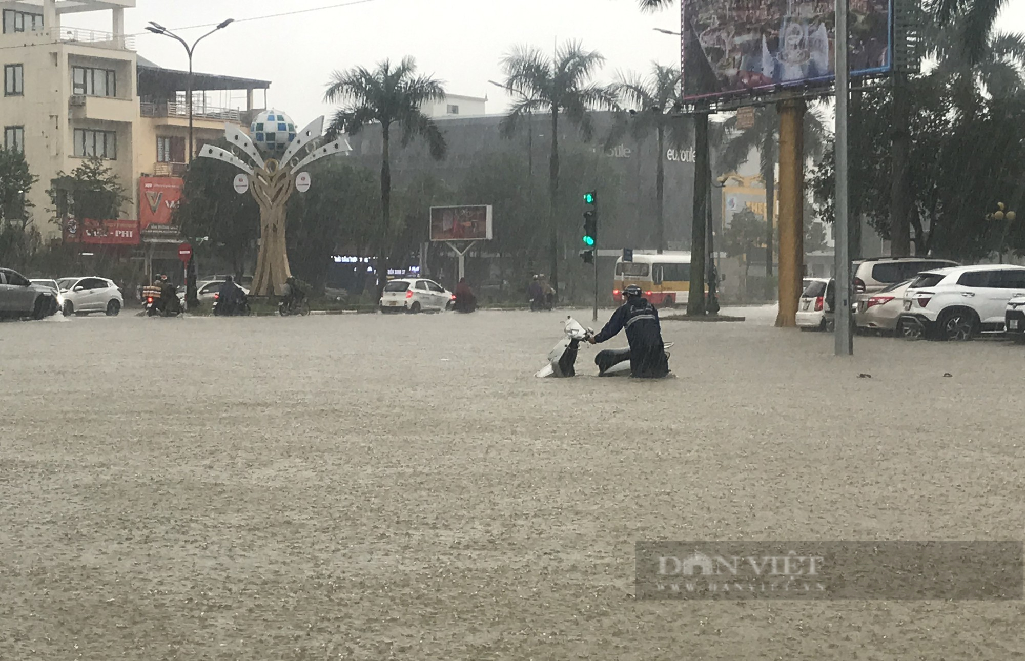 Mưa từ đêm đến sáng nhấn chìm nhiều tuyến đường thành phố Vinh, ô tô xe máy &quot;bơi&quot; trong biển nước - Ảnh 6.