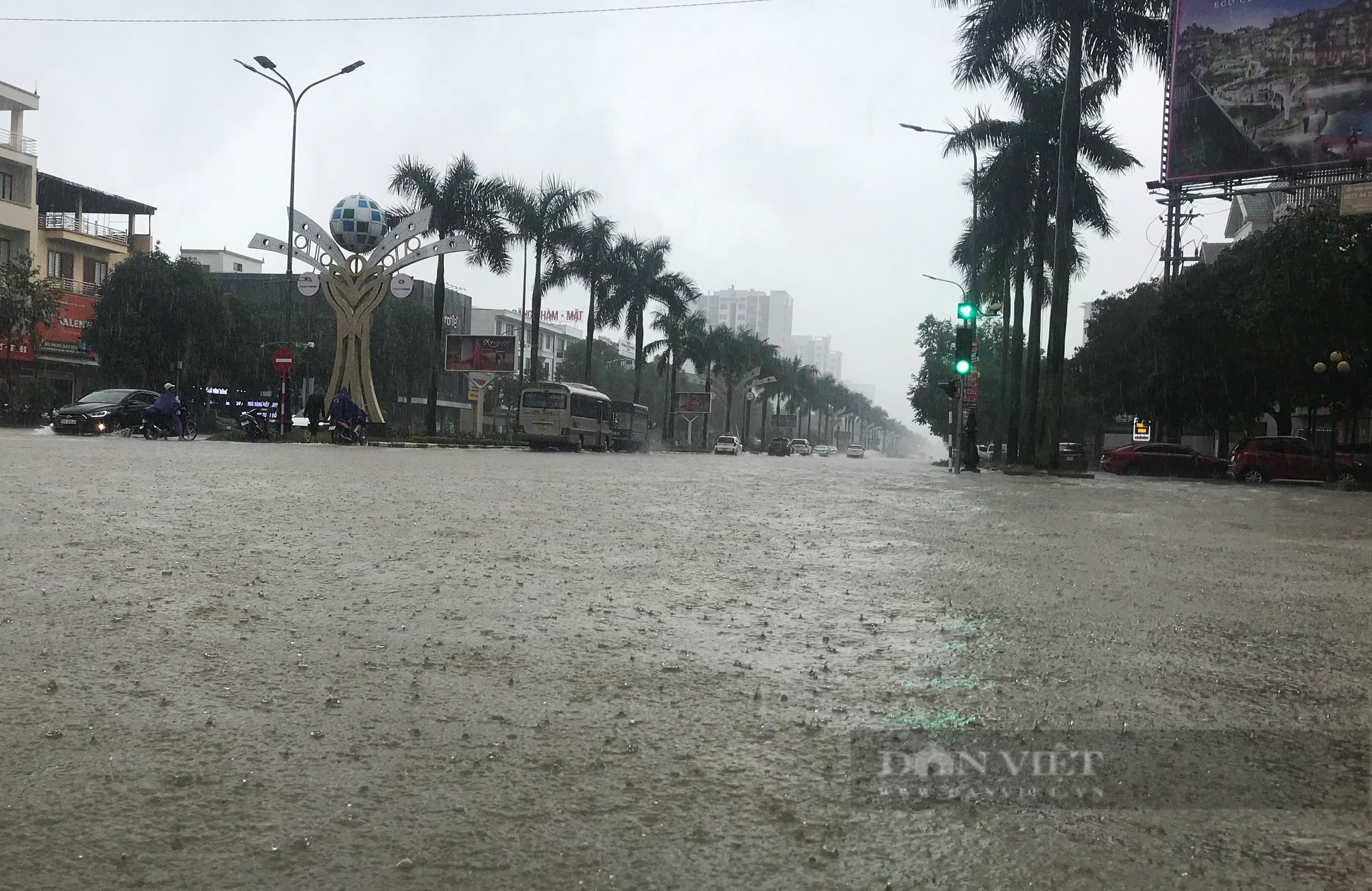 Mưa từ đêm đến sáng nhấn chìm nhiều tuyến đường thành phố Vinh, ô tô xe máy &quot;bơi&quot; trong biển nước - Ảnh 4.