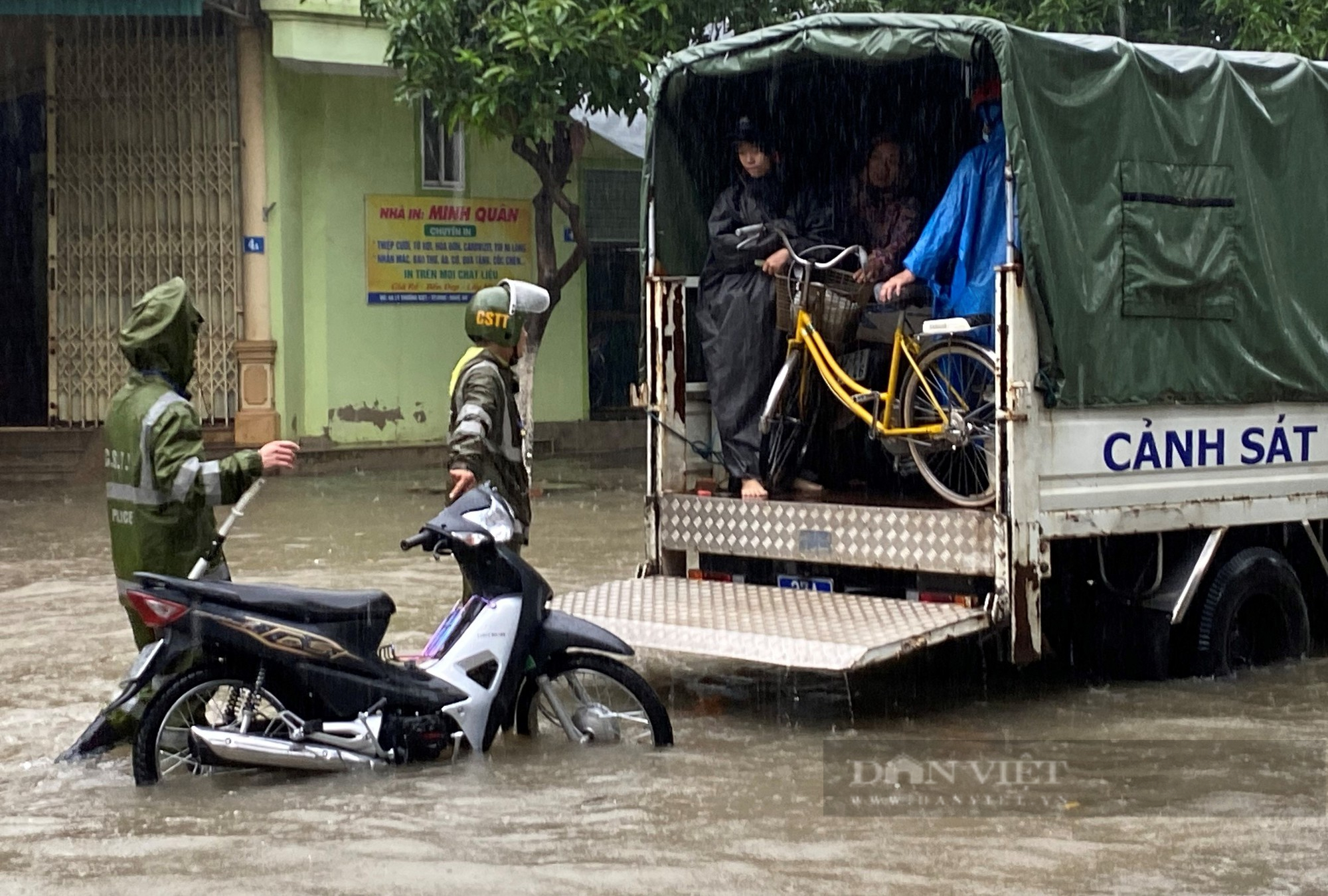 Đường biến thành sông, thành phố Vinh mênh mông trong biển nước sau cơn mưa lớn hiếm gặp - Ảnh 18.