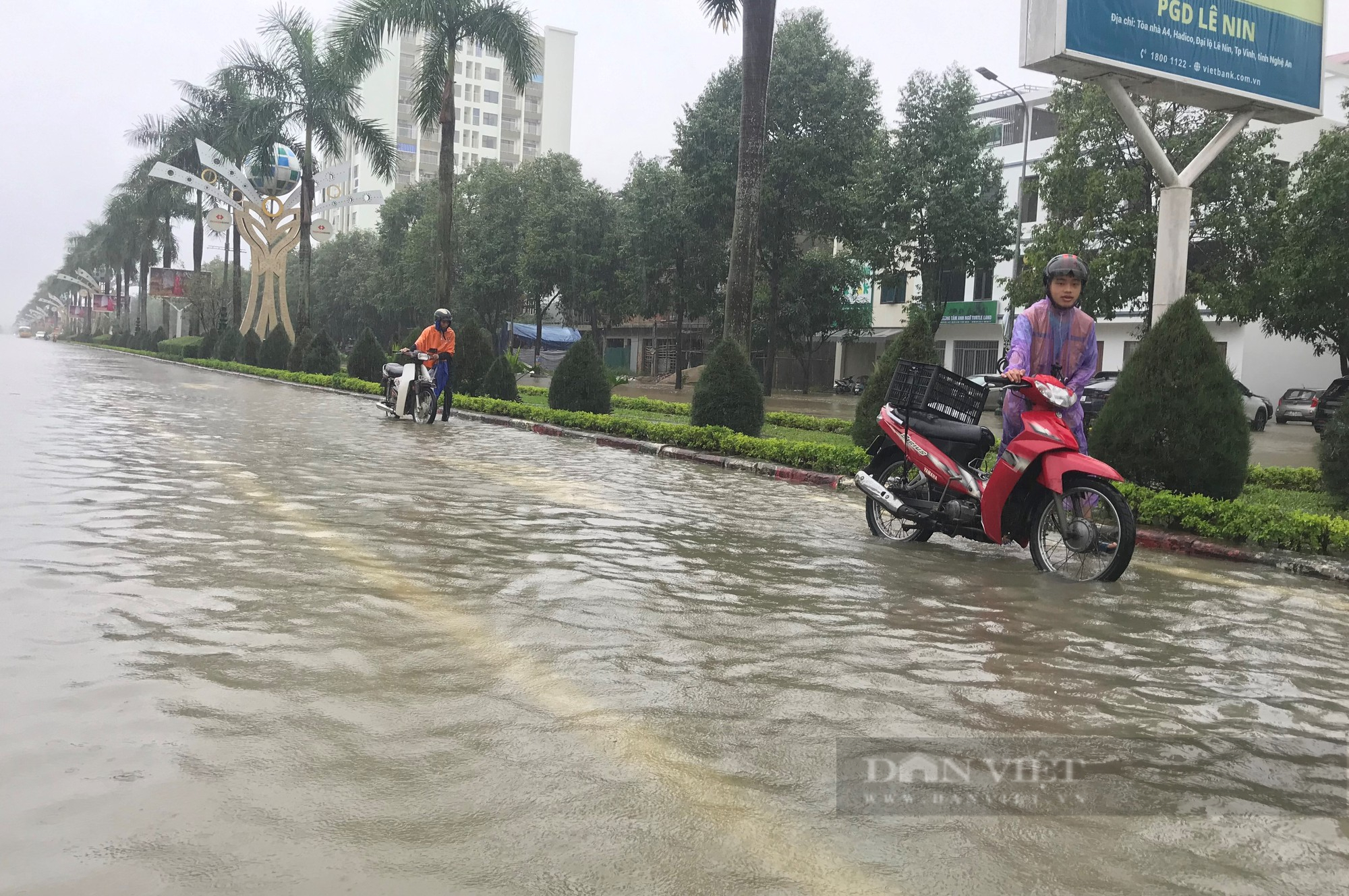 Đường biến thành sông, thành phố Vinh mênh mông trong biển nước sau cơn mưa lớn hiếm gặp - Ảnh 16.