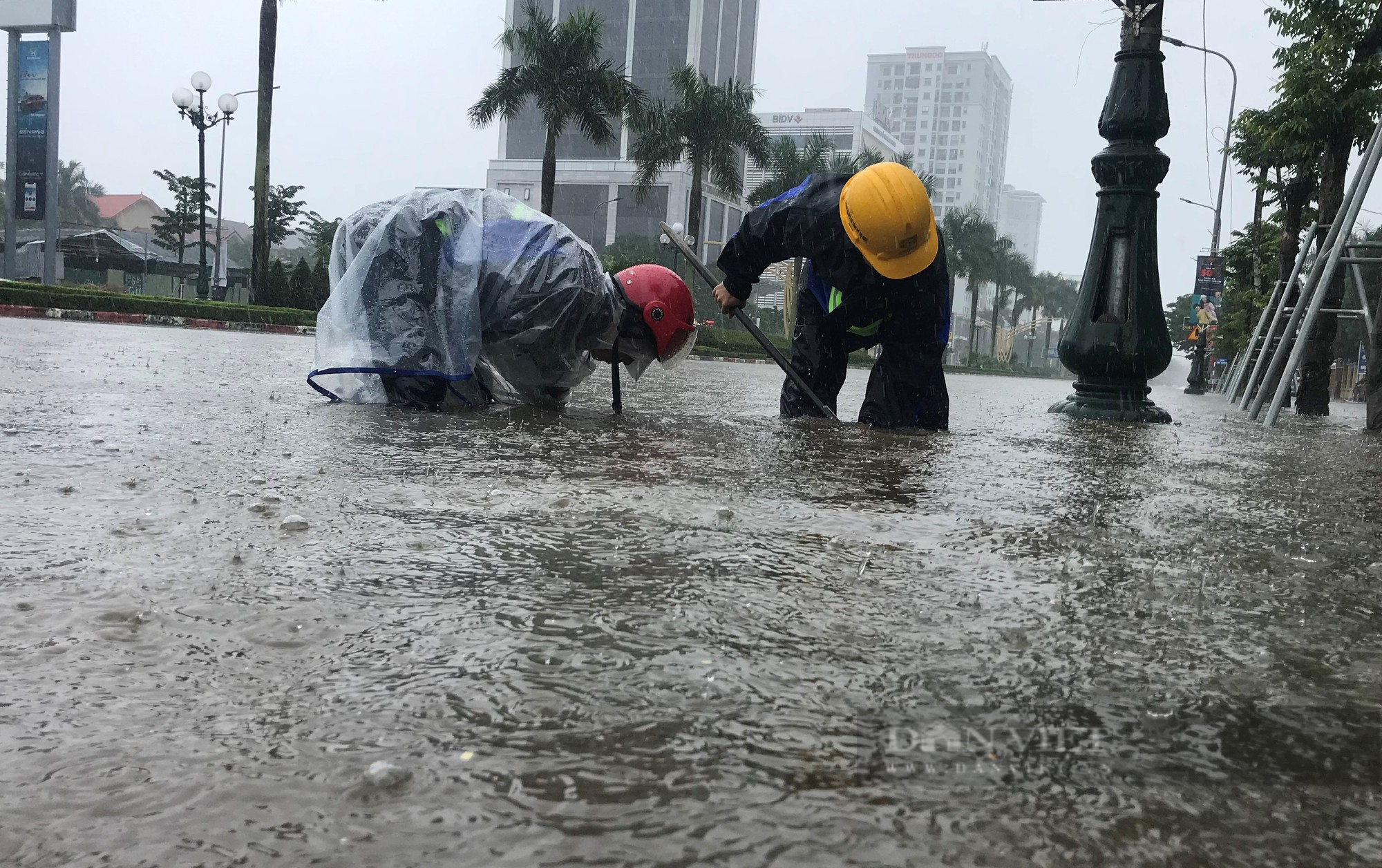 Đường biến thành sông, thành phố Vinh mênh mông trong biển nước sau cơn mưa lớn hiếm gặp - Ảnh 13.