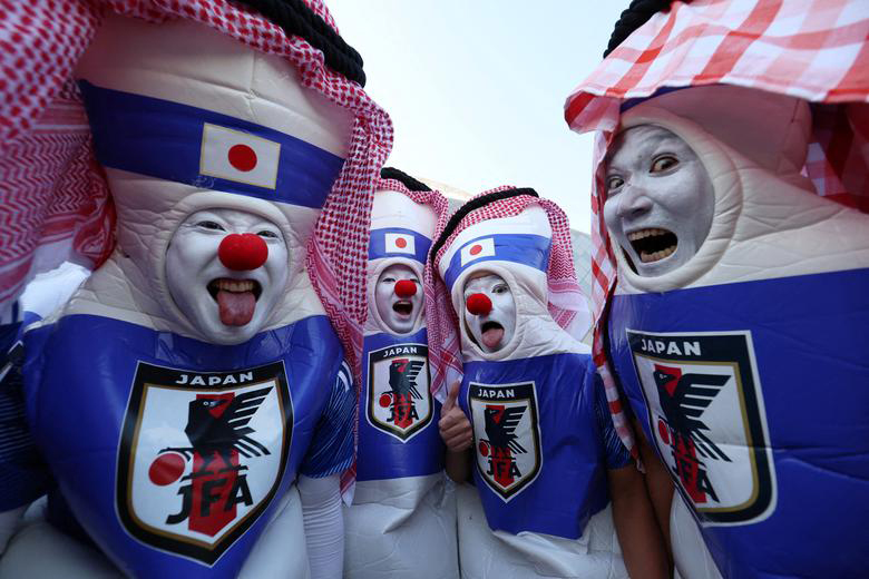 Cổ động viên đeo mặt nạ, đội cờ rực rỡ sắc màu cổ vũ World Cup 2022 - Ảnh 1.