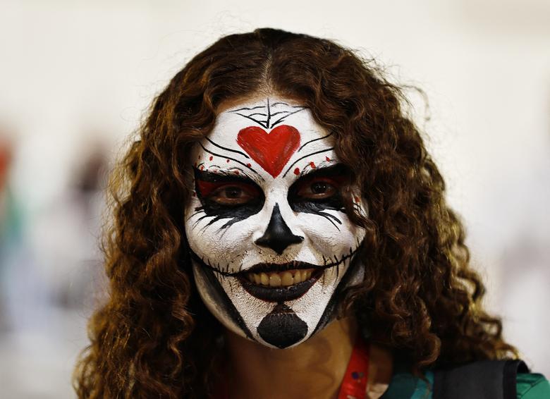Cổ động viên đeo mặt nạ, đội cờ rực rỡ sắc màu cổ vũ World Cup 2022 - Ảnh 11.
