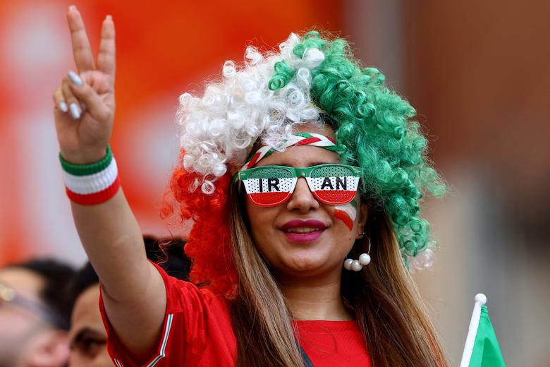 Cổ động viên đeo mặt nạ, đội cờ rực rỡ sắc màu cổ vũ World Cup 2022 - Ảnh 12.