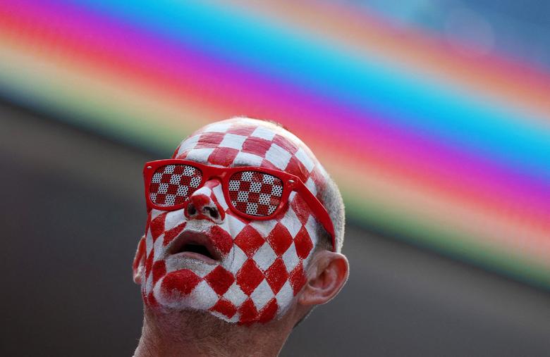 Cổ động viên đeo mặt nạ, đội cờ rực rỡ sắc màu cổ vũ World Cup 2022 - Ảnh 14.