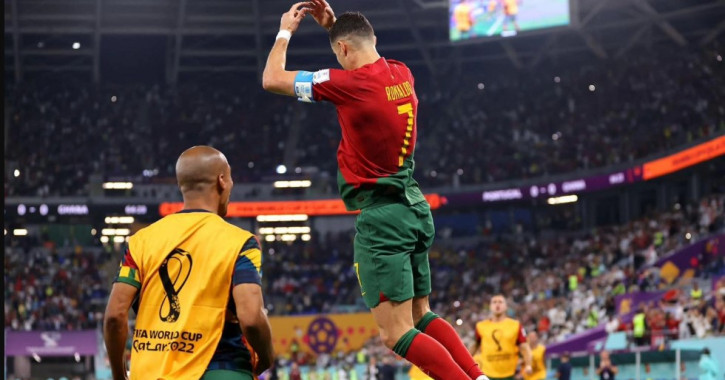 Rơi nước mắt tại World Cup 2022, Ronaldo bị... chế nhạo  - Ảnh 2.