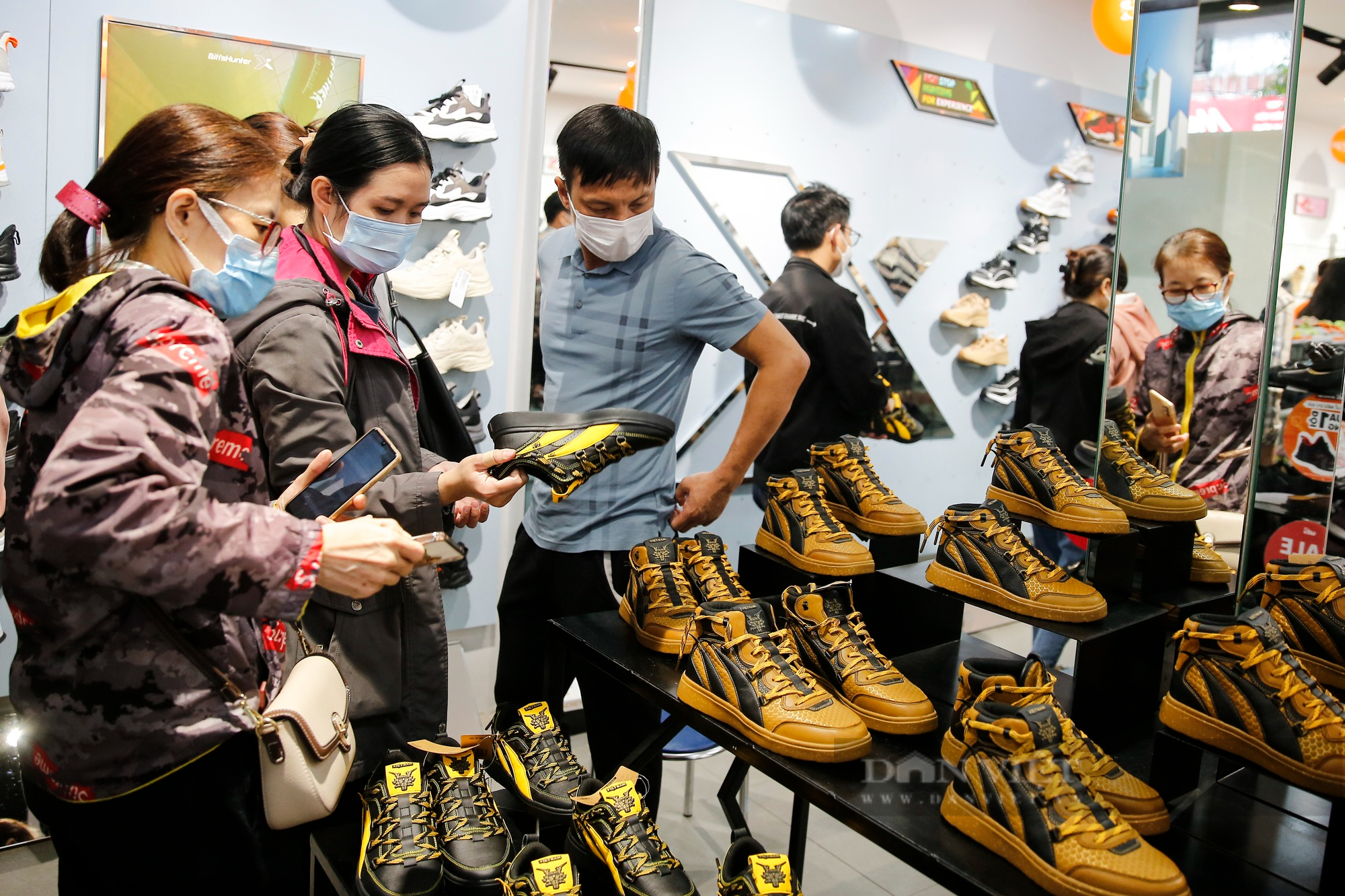 Giới trẻ Hà Nội xếp hàng chờ cả tiếng để mua giày dép &quot;made in Việt Nam&quot; trong ngày Black Friday - Ảnh 5.