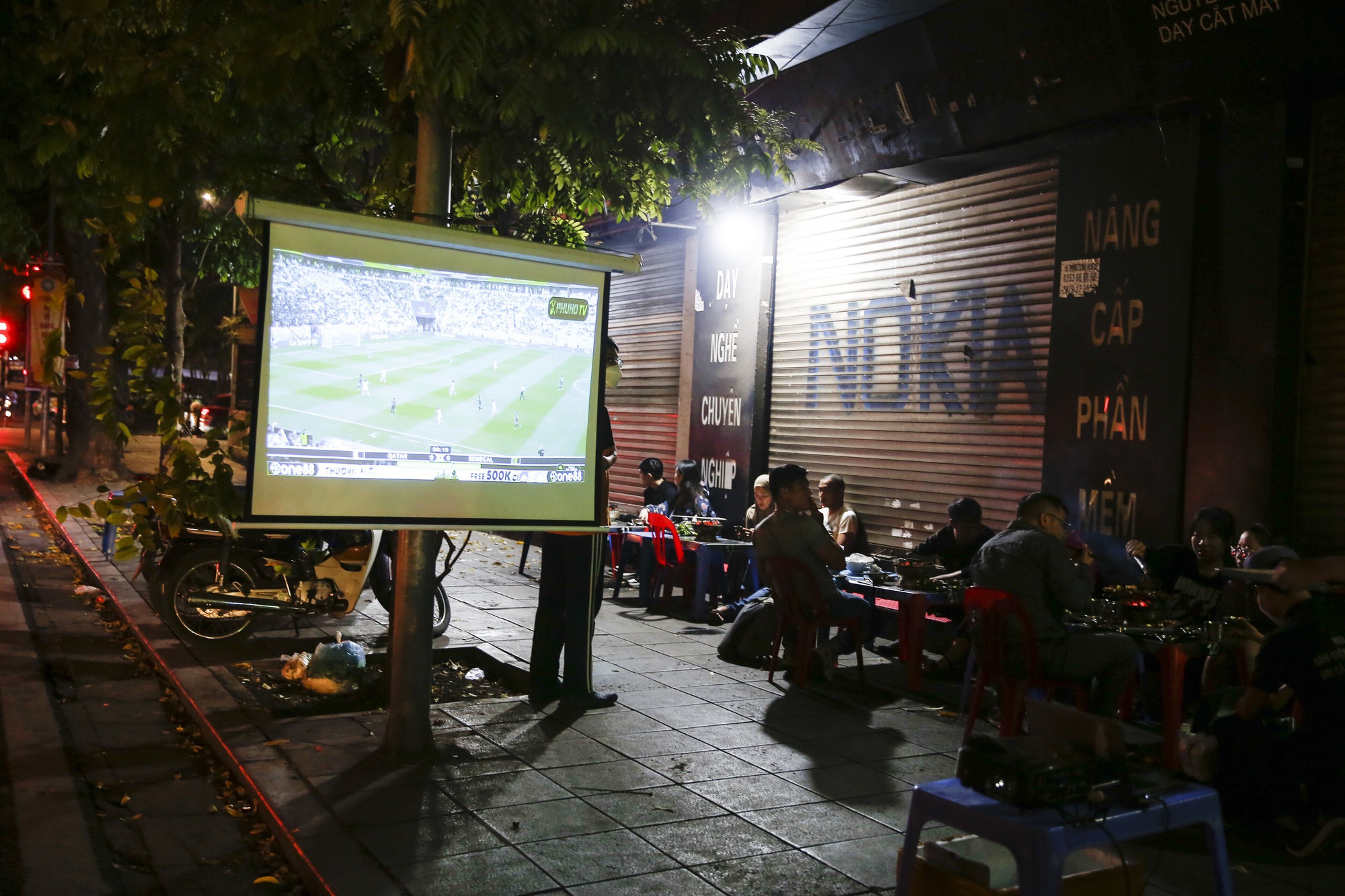 Người dân phố cổ Hà Nội treo tivi lên cây để xem World Cup - Ảnh 5.