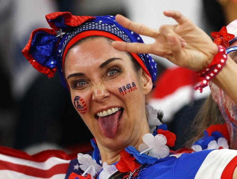 Cổ động viên đeo mặt nạ, đội cờ rực rỡ sắc màu cổ vũ World Cup 2022 - Ảnh 5.