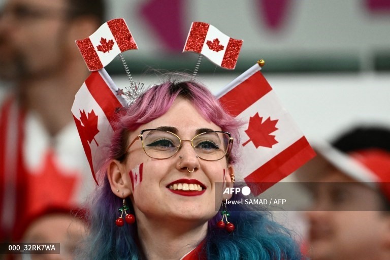 Cổ động viên đeo mặt nạ, đội cờ rực rỡ sắc màu cổ vũ World Cup 2022 - Ảnh 8.