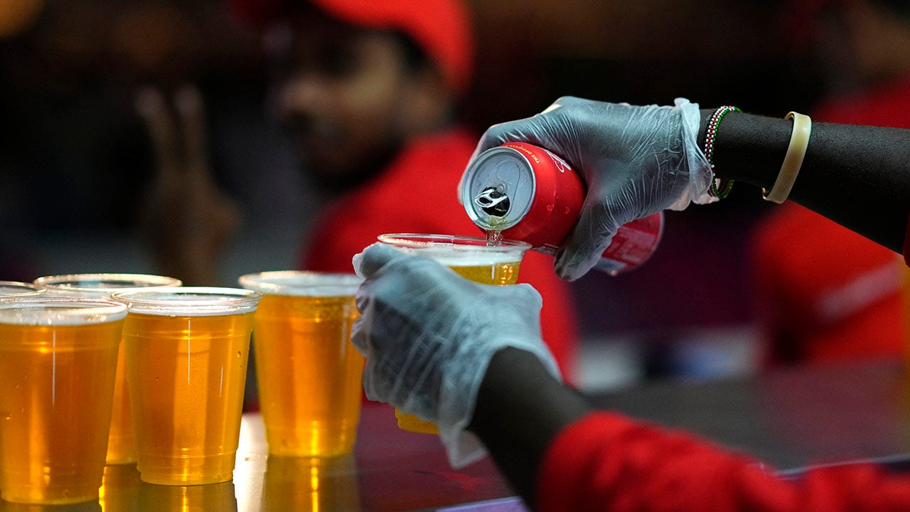 Du khách không thể mua bia tại World Cup 2022, lượng bia &quot;ế&quot; sẽ đi về đâu? - Ảnh 1.