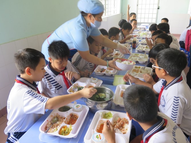 Sau vụ ngộ độc ở Trường Ischool, TP.HCM kiểm tra hàng nghìn bếp ăn trường học - Ảnh 3.