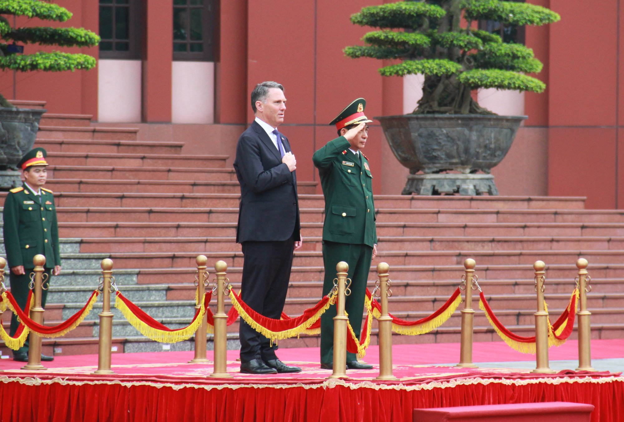 Phó thủ tướng kiêm Bộ trưởng Quốc phòng Australia thăm Việt Nam - Ảnh 2.