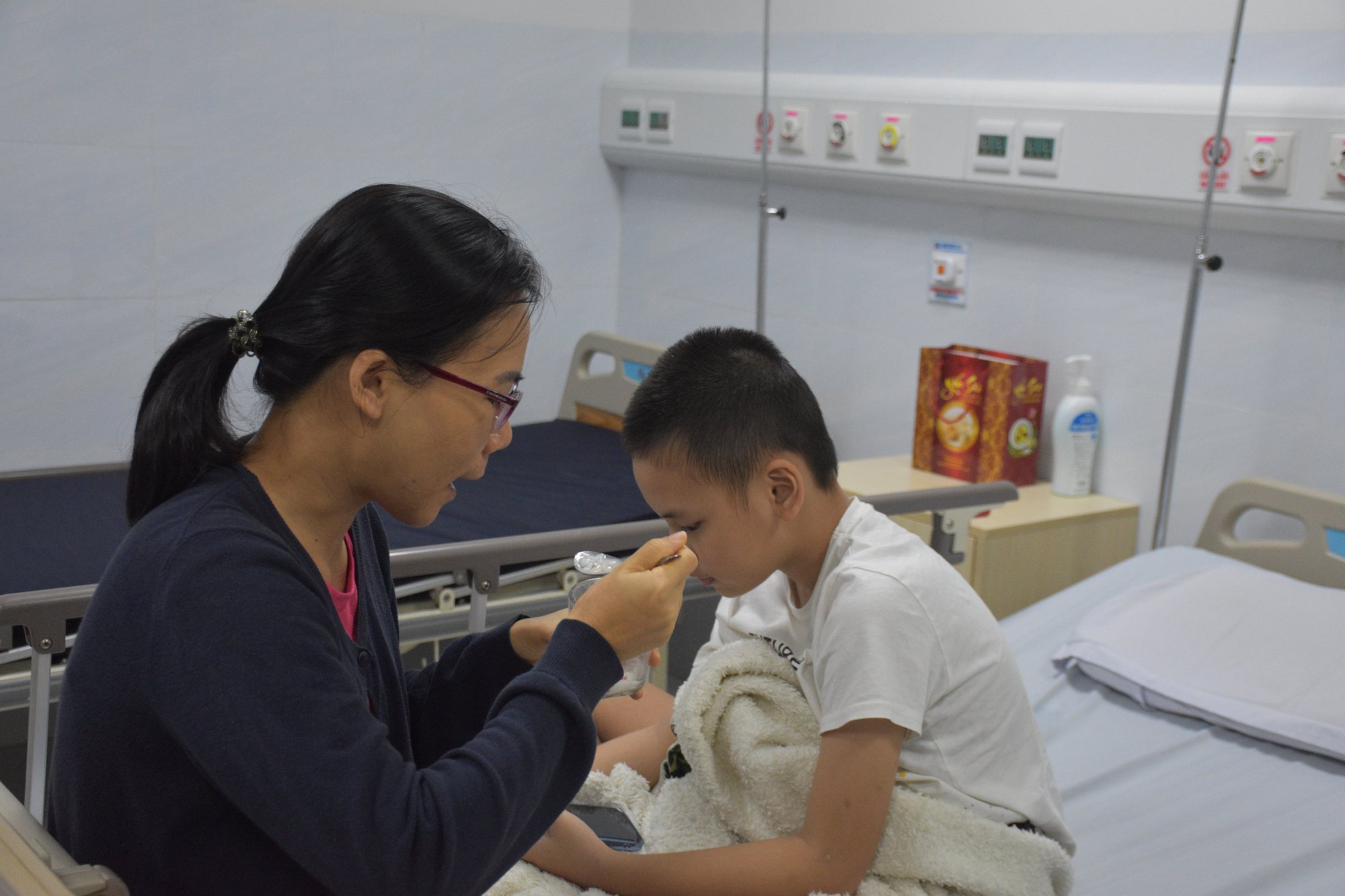 Vụ ngộ độc thực phẩm Trường Ischool Nha Trang: Còn bao nhiêu học sinh đang điều trị - Ảnh 2.