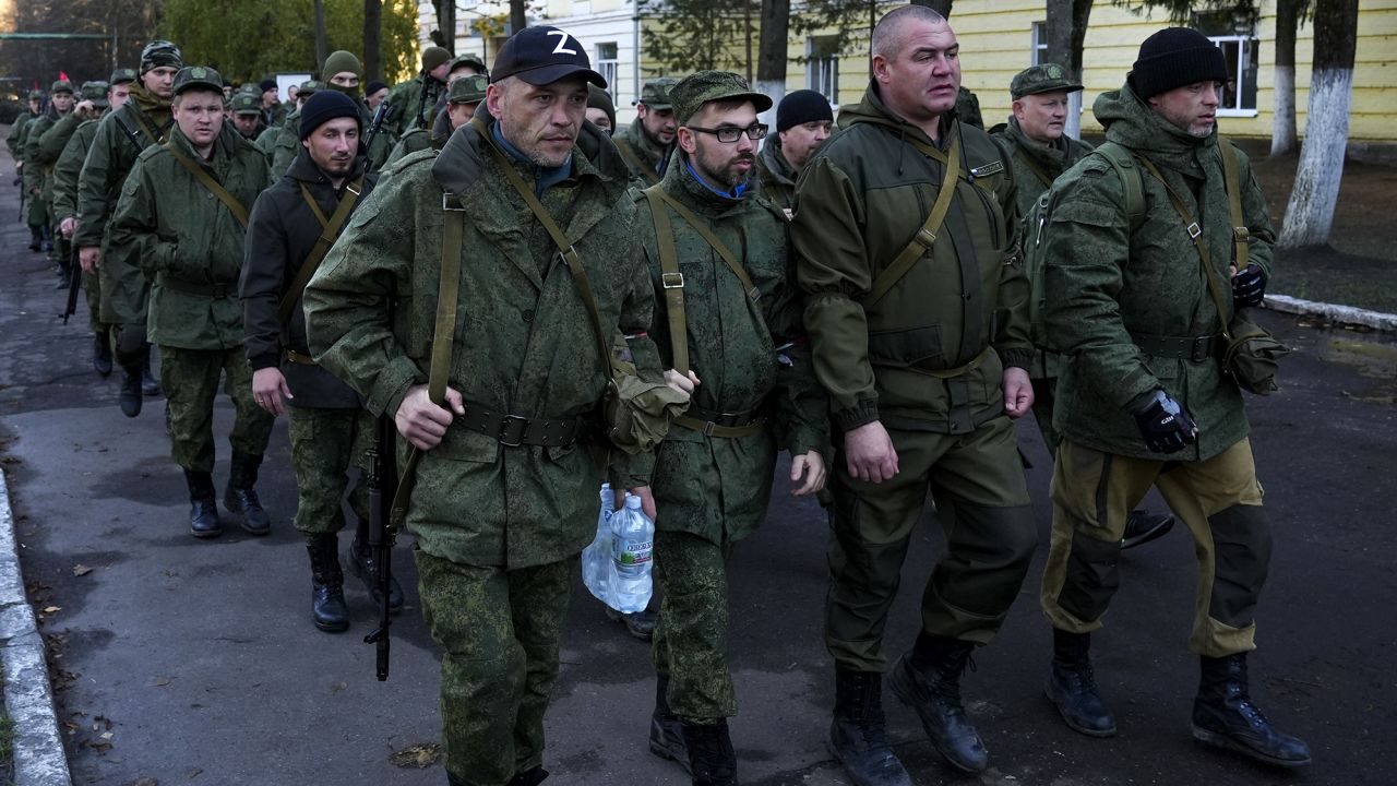 Các công dân Nga nhập ngũ trong đợt huy động một phần được cử đến các khu vực phối hợp chiến đấu sau lệnh gọi nhập ngũ cho cuộc chiến sự Nga-Ukraine ở Moscow, Nga vào ngày 10 tháng 10 năm 2022. Ảnh: @AFP.