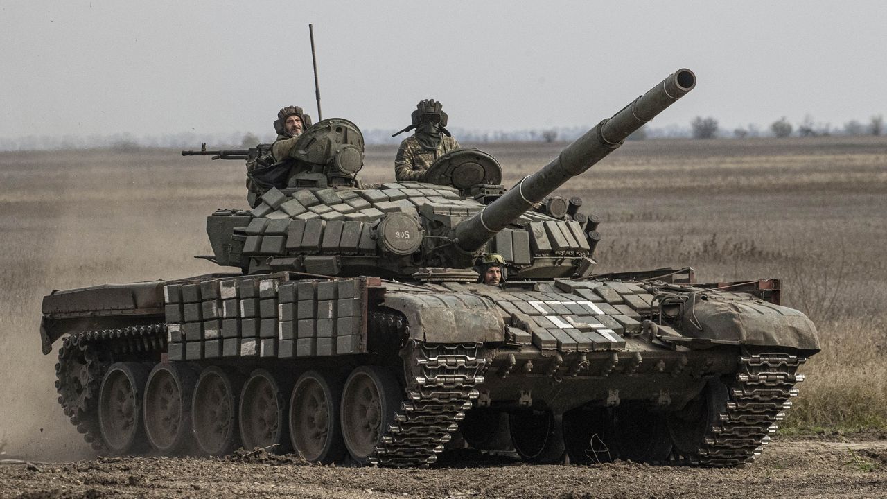 Một chiếc xe tăng Ukraine được nhìn thấy khi Lực lượng Vũ trang Ukraine tiếp tục tranh giành tiền tuyến ở vùng Kherson ở Ukraine vào ngày 9 tháng 11 năm 2022. Ảnh: @AFP.