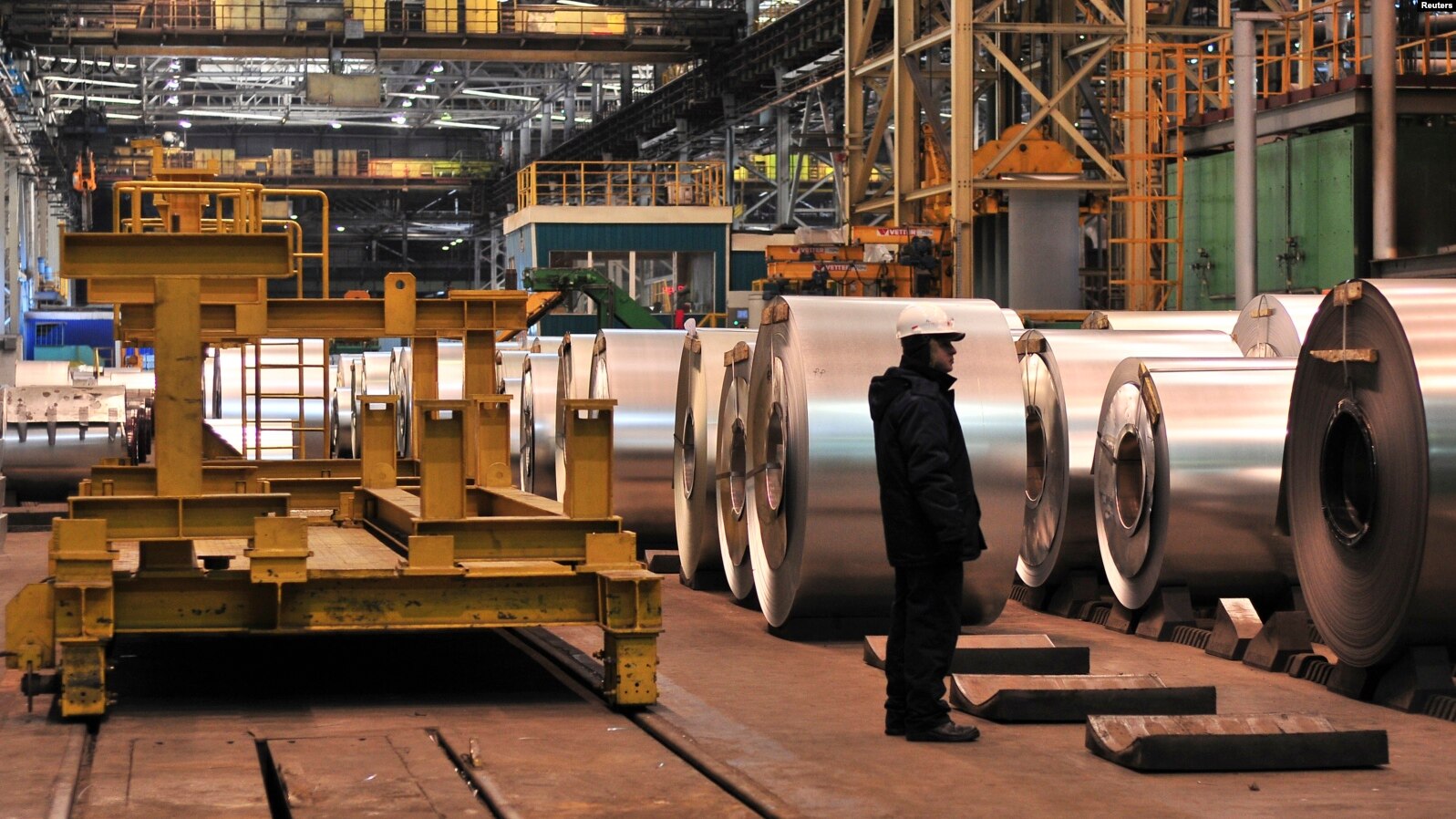 Một công nhân đứng gần cuộn dây mạ kẽm tại nhà máy thép Novolipetsk ở Lipetsk, Nga. Gói trừng phạt thứ tám được đề xuất bao gồm lệnh cấm đối với thép và các sản phẩm thép của Nga. Ảnh: @AFP.