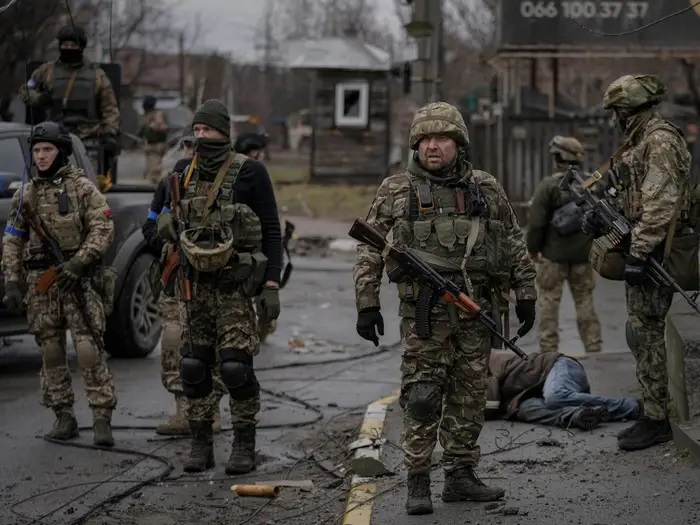 Nga triển khai lính dù tinh nhuệ tới Donbass chiến đấu ngay khi rút khỏi Kherson - Ảnh 1.