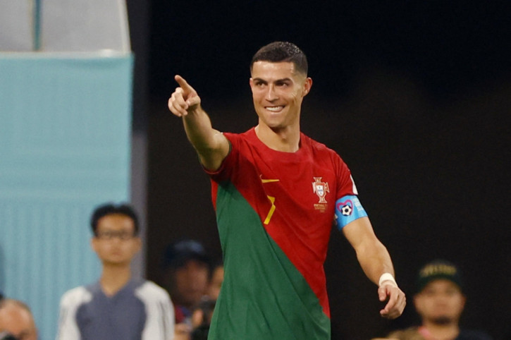 Sân cỏ là nơi Cristiano Ronaldo thể hiện bản lĩnh và tài năng của mình. Cùng xem hình ảnh đầy màu sắc này để tận hưởng không khí bóng đá đầy cảm hứng từ ngôi sao của đội tuyển Bồ Đào Nha.