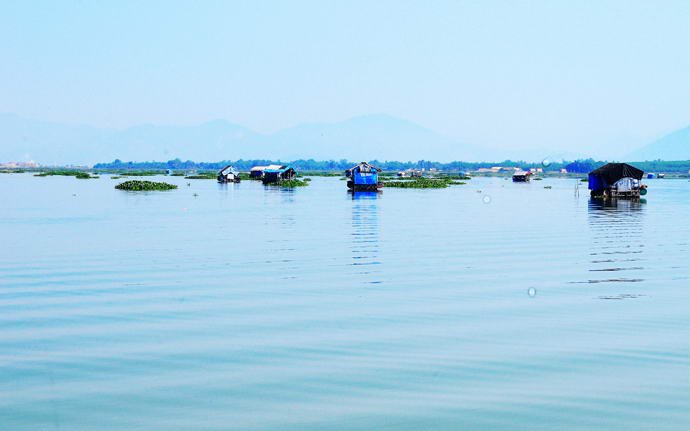 Hồ nước ngọt nào mang tên Biển Lạc nằm trọn trong rừng nguyên sinh, hồ này ở tỉnh nào của Việt Nam?