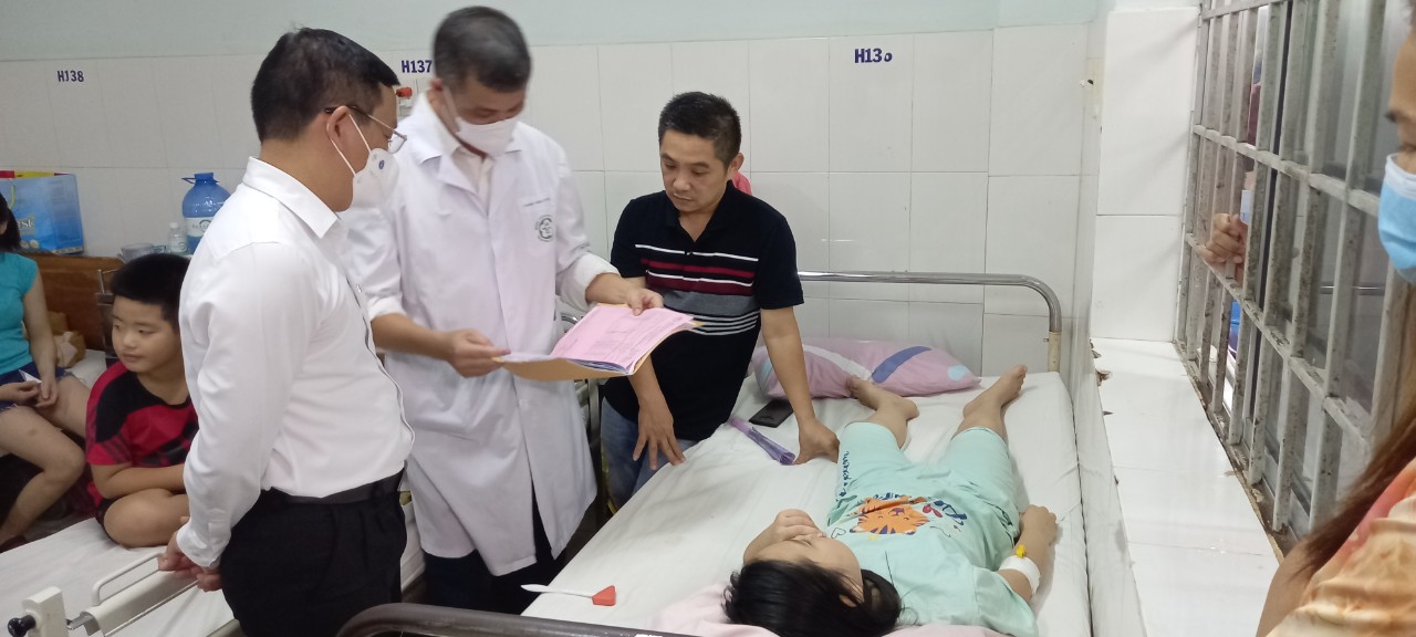 Vụ ngộ độc thực phẩm Trường Ischool Nha Trang:Còn bao nhiêu học sinh đang điều trị tại các bệnh viện - Ảnh 1.