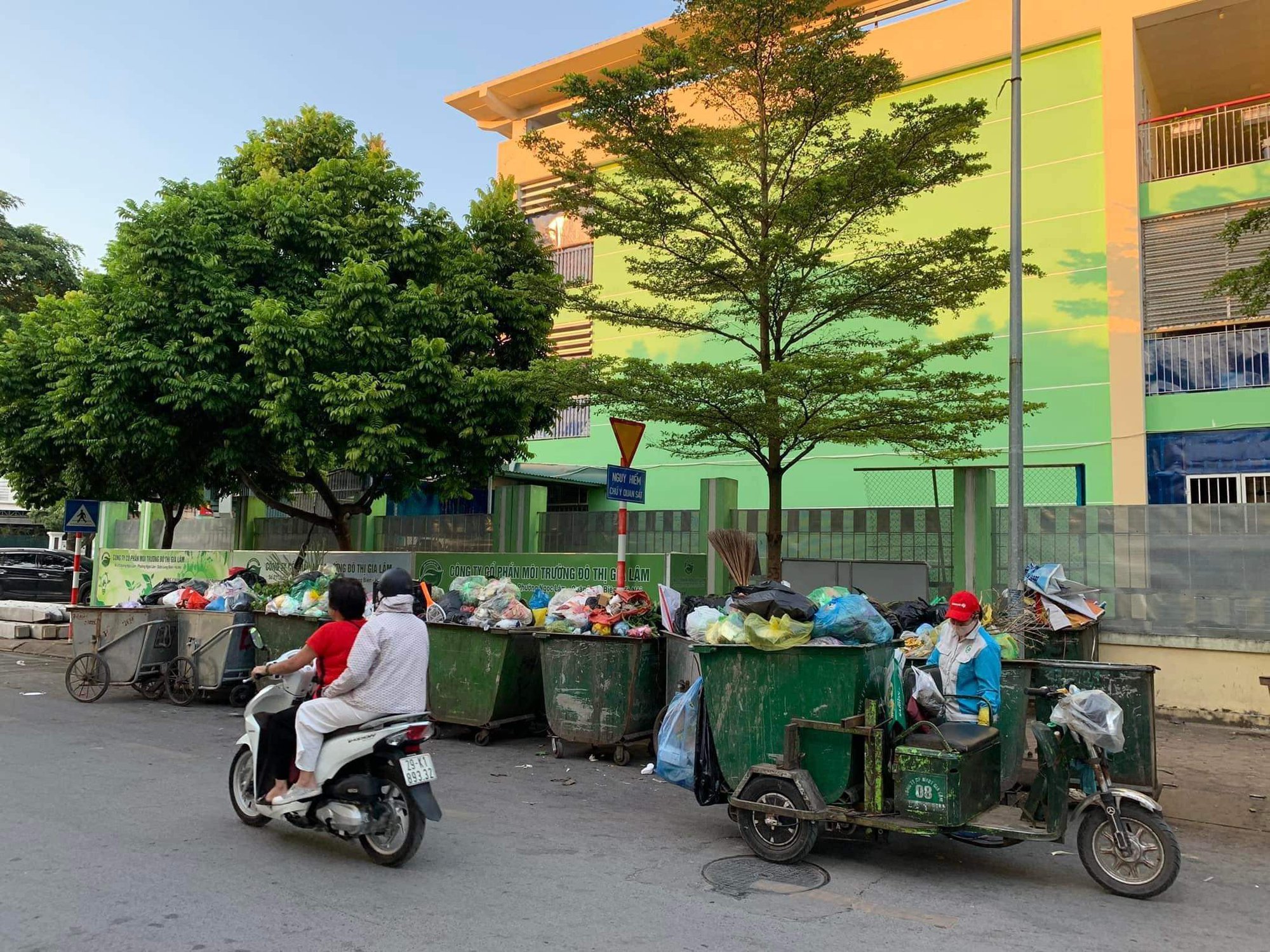 Hàng chục phụ huynh học sinh tố bị điểm tập kết rác thải bủa vây Trường mần non Hồng Tiến - Ảnh 3.