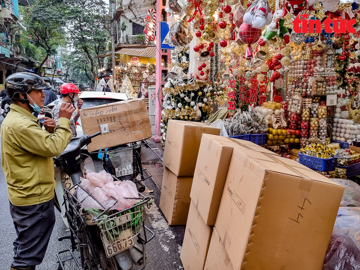 Hà Nội: Tiểu thương tất bật vận chuyển đồ trang trí Noel trên phố Hàng Mã - Ảnh 5.