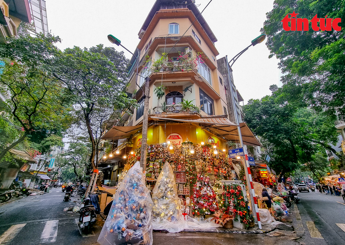 Hà Nội: Tiểu thương tất bật vận chuyển đồ trang trí Noel trên phố Hàng Mã - Ảnh 1.