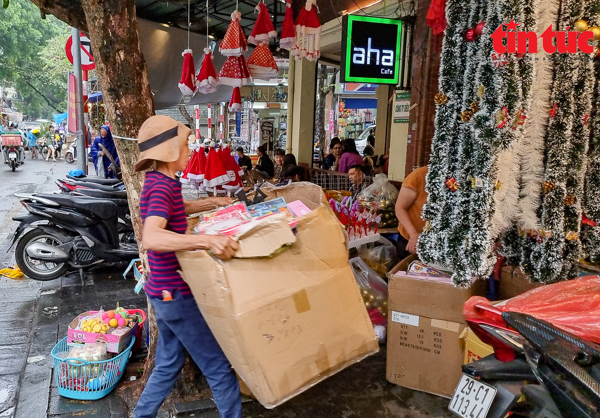 Hà Nội: Tiểu thương tất bật vận chuyển đồ trang trí Noel trên phố Hàng Mã - Ảnh 7.