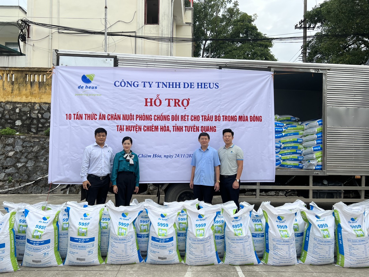 De Heus hỗ trợ 10 tấn thức ăn chăn nuôi, giúp nông dân Tuyên Quang phòng chống đói, rét cho trâu bò - Ảnh 2.