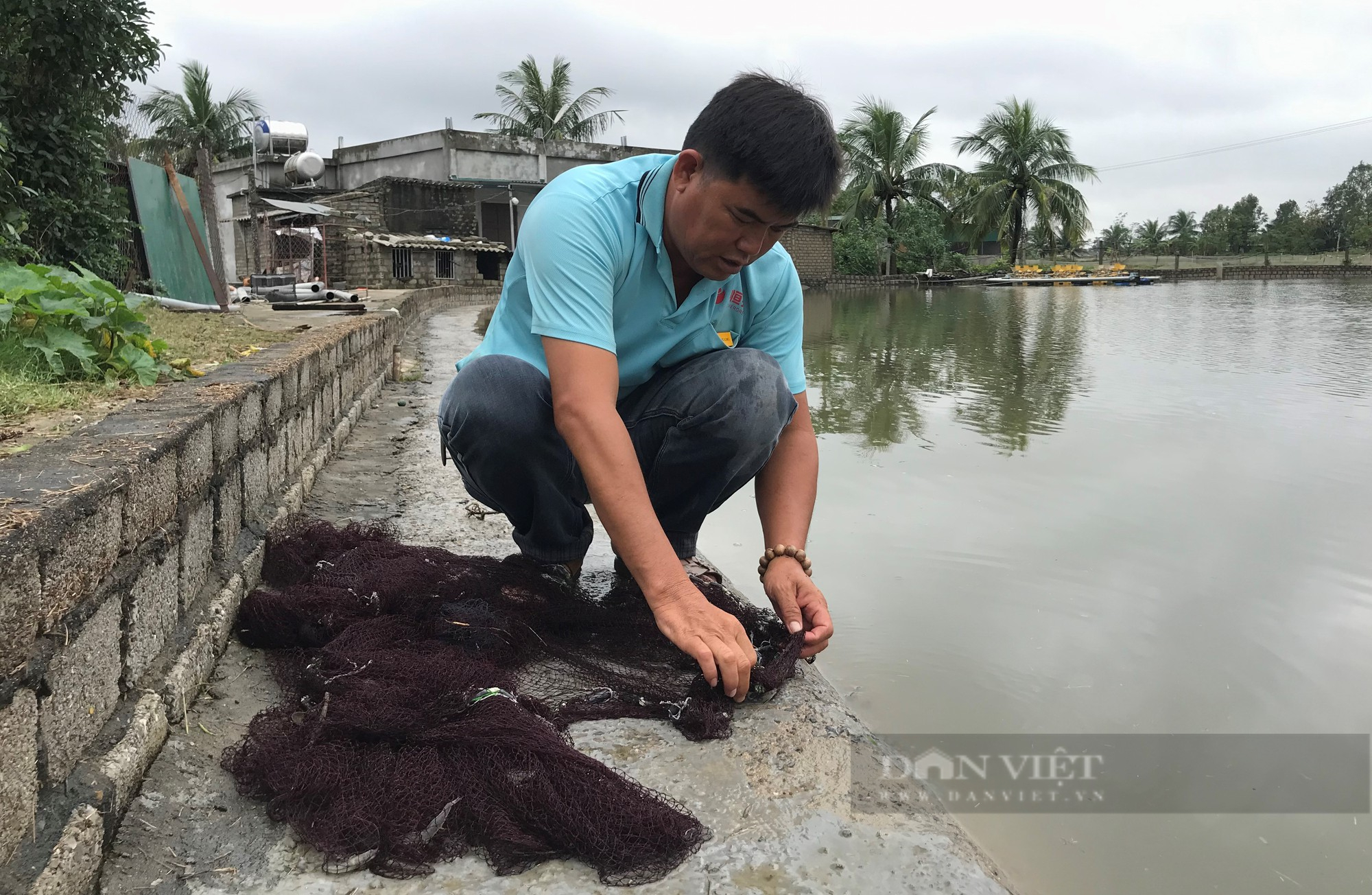 Mưa lớn nước dâng nhanh, nhiều hồ nuôi tôm ở Nghệ An ngập trắng, có nhà mất 500 triệu sau một đêm - Ảnh 4.