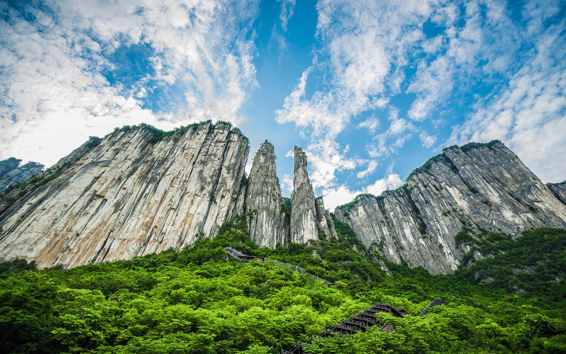 Trung Quốc: Bí ẩn với lời đồn loài hung bạo sống tại khu rừng nguyên sinh Thần Nông Giá - Ảnh 1.