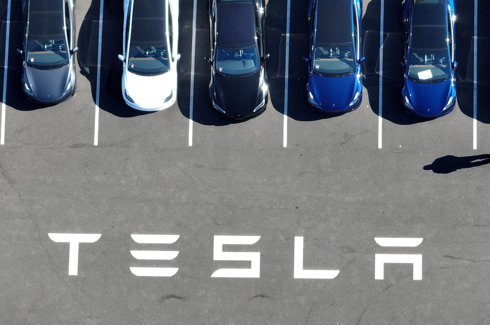 Tesla đang thu hồi tổng cộng 67.698 xe Model S và Model X nhập khẩu được sản xuất từ ngày 25 tháng 9 năm 2013 đến ngày 21 tháng 11 năm 2020 do sự cố phần mềm ảnh hưởng đến hệ thống quản lý pin. Ảnh: @AFP.