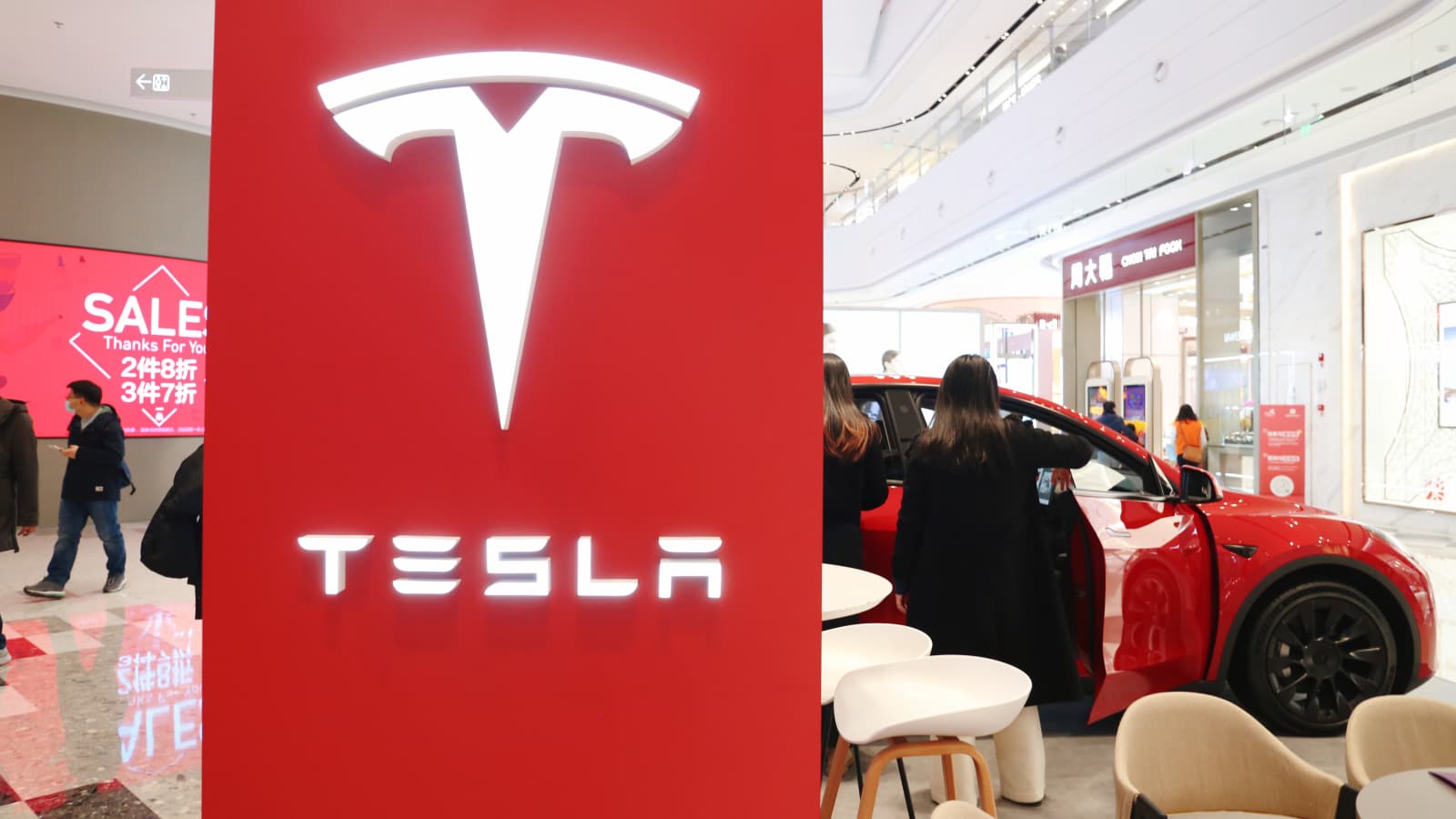 Tesla đang cố gắng dập tắt những tin đồn về nhu cầu thấp ở Trung Quốc sau các đợt giảm giá mới do nhà sản xuất ô tô này đưa ra. Tesla Trung Quốc cho biết sẽ không giảm giá nữa trong năm nay. Ảnh: @AFP.