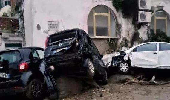 Ít nhất 8 người chết và 100 người bị mắc kẹt sau trận lở đất kinh hoàng ở Ý - Ảnh 1.