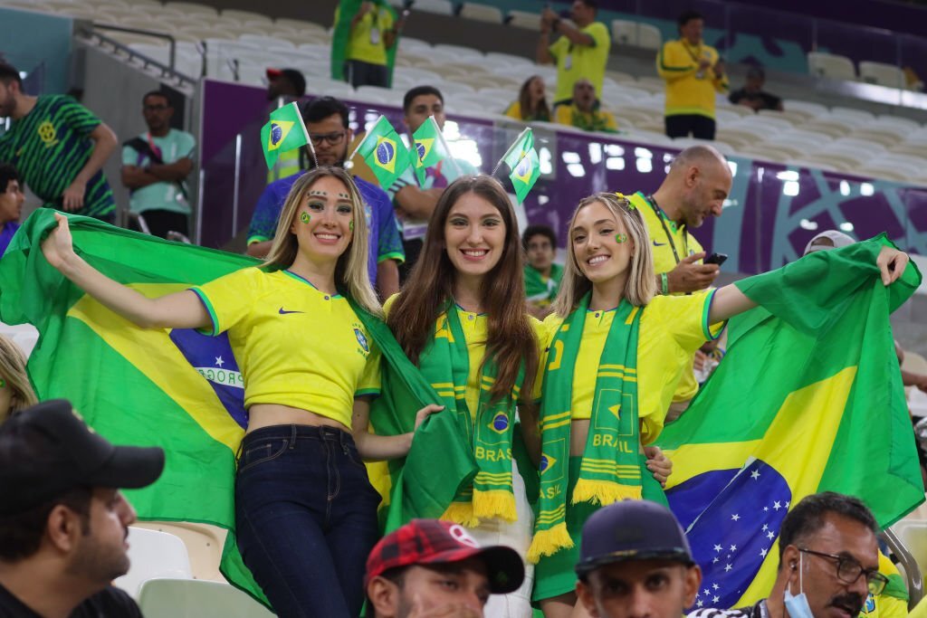 Chùm ảnh: CĐV Brazil khoe sắc trên khán đài World Cup 2022  - Ảnh 1.