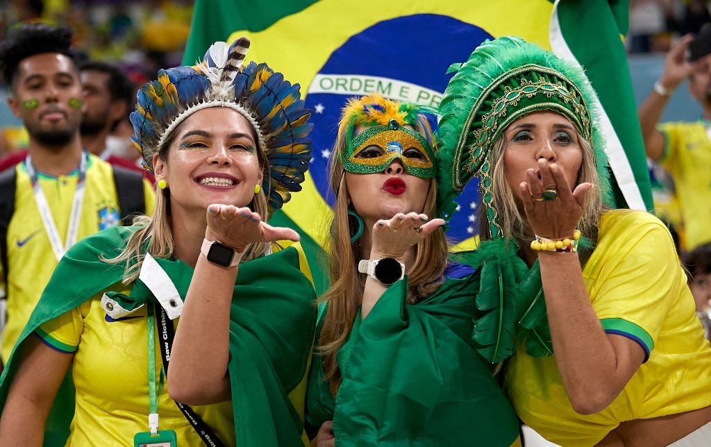 Chùm ảnh: CĐV Brazil khoe sắc trên khán đài World Cup 2022  - Ảnh 10.