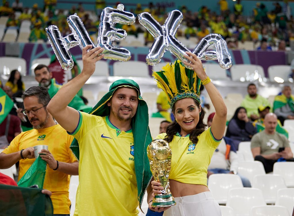 Chùm ảnh: CĐV Brazil khoe sắc trên khán đài World Cup 2022  - Ảnh 13.