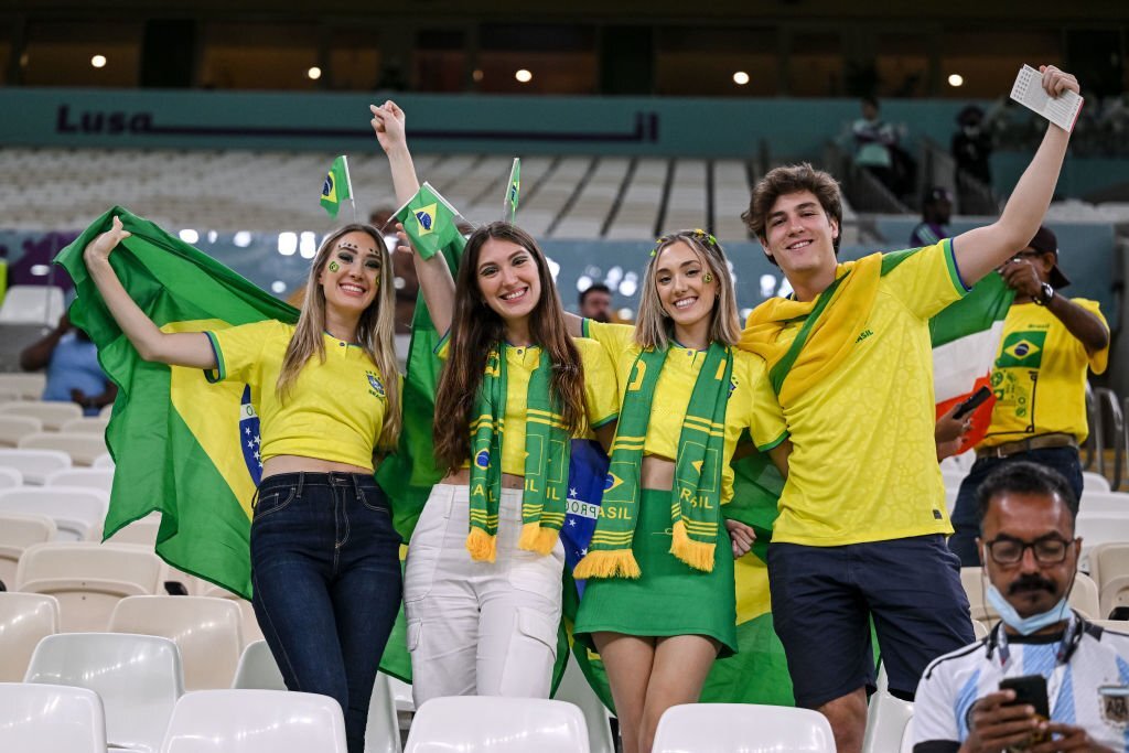 Chùm ảnh: CĐV Brazil khoe sắc trên khán đài World Cup 2022  - Ảnh 2.