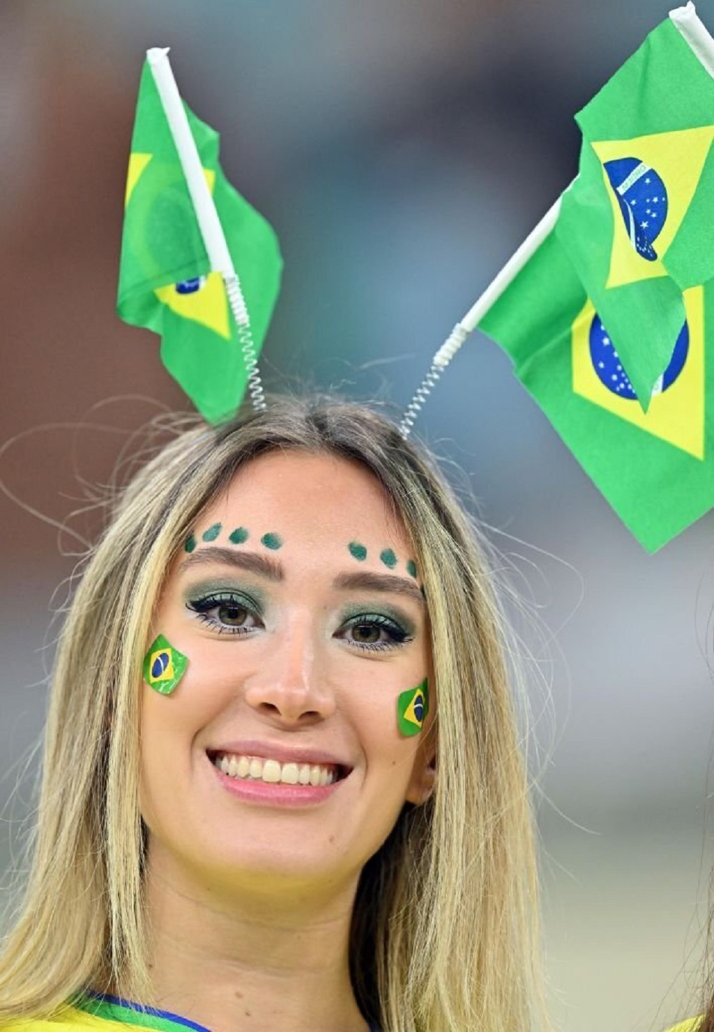 Chùm ảnh: CĐV Brazil khoe sắc trên khán đài World Cup 2022  - Ảnh 6.