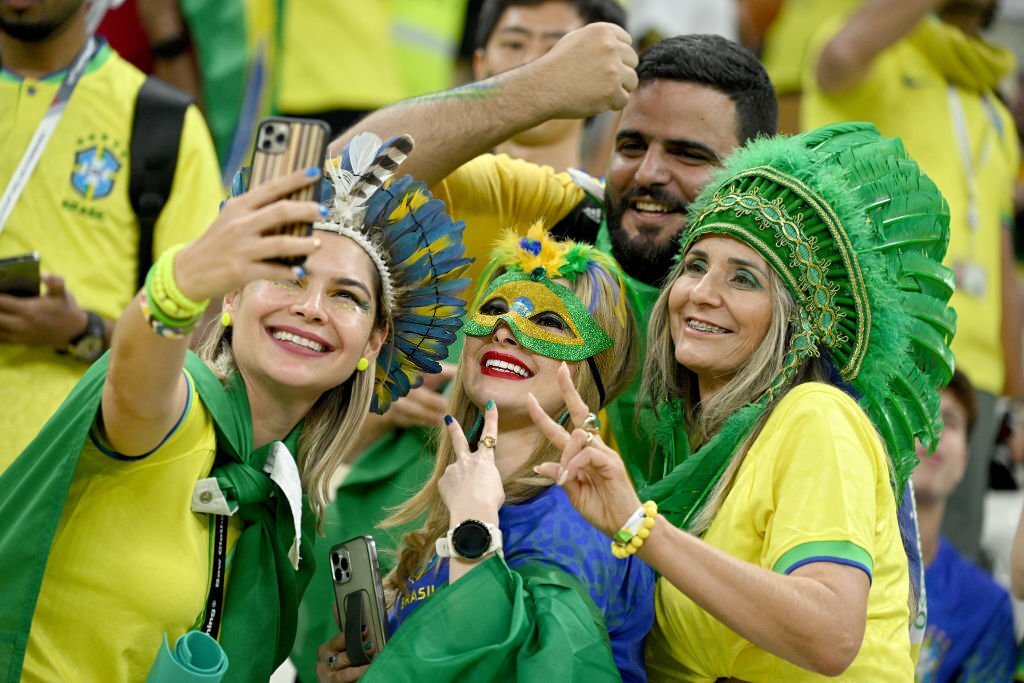 Chùm ảnh: CĐV Brazil khoe sắc trên khán đài World Cup 2022  - Ảnh 8.