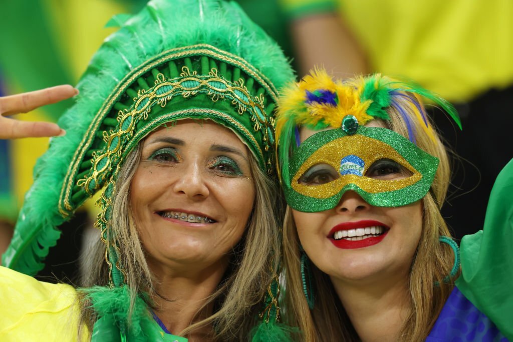 Chùm ảnh: CĐV Brazil khoe sắc trên khán đài World Cup 2022  - Ảnh 9.
