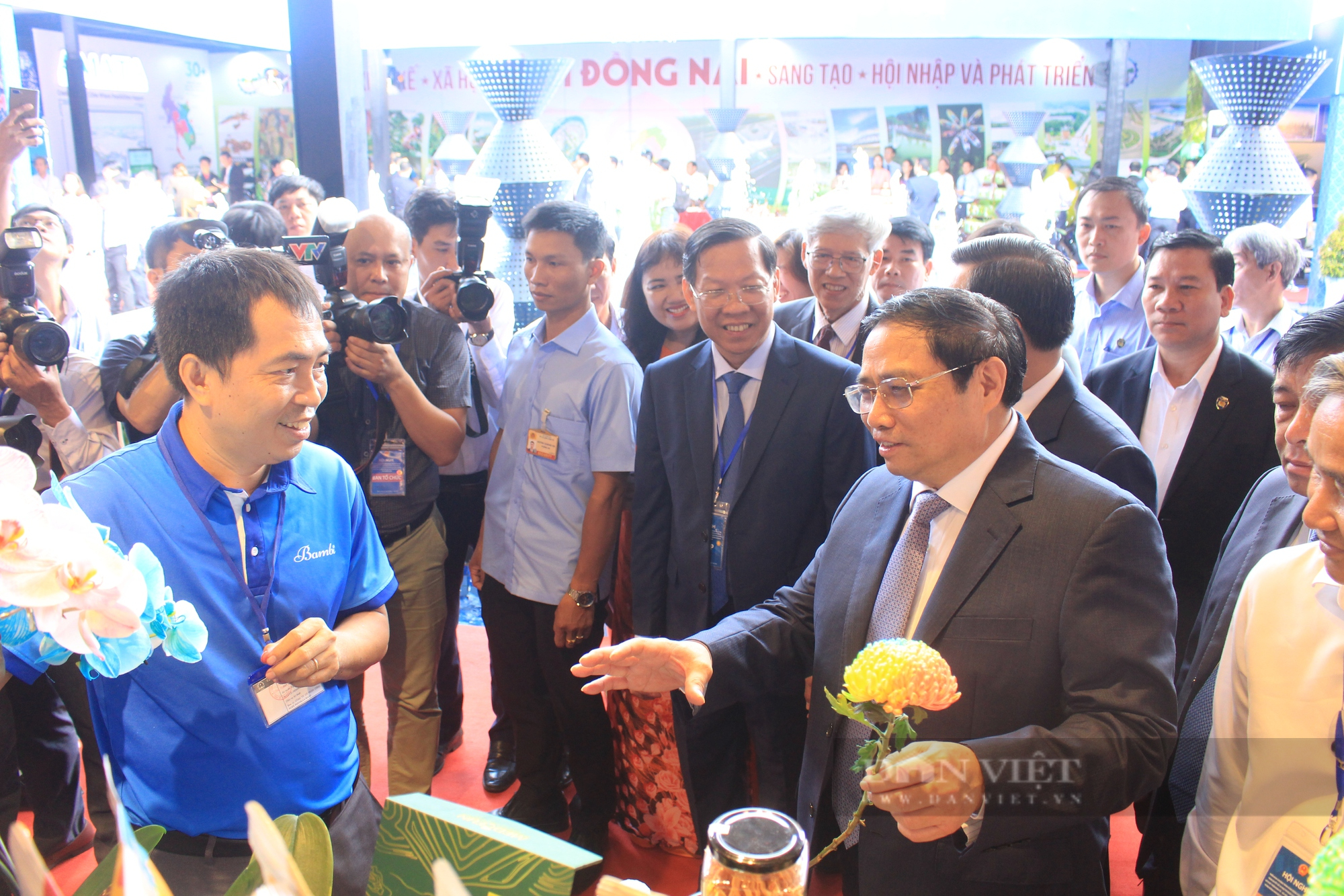ẢNH: Thủ tướng Phạm Minh Chính tham quan sản vật đặc trưng các tỉnh Đông Nam Bộ - Ảnh 1.