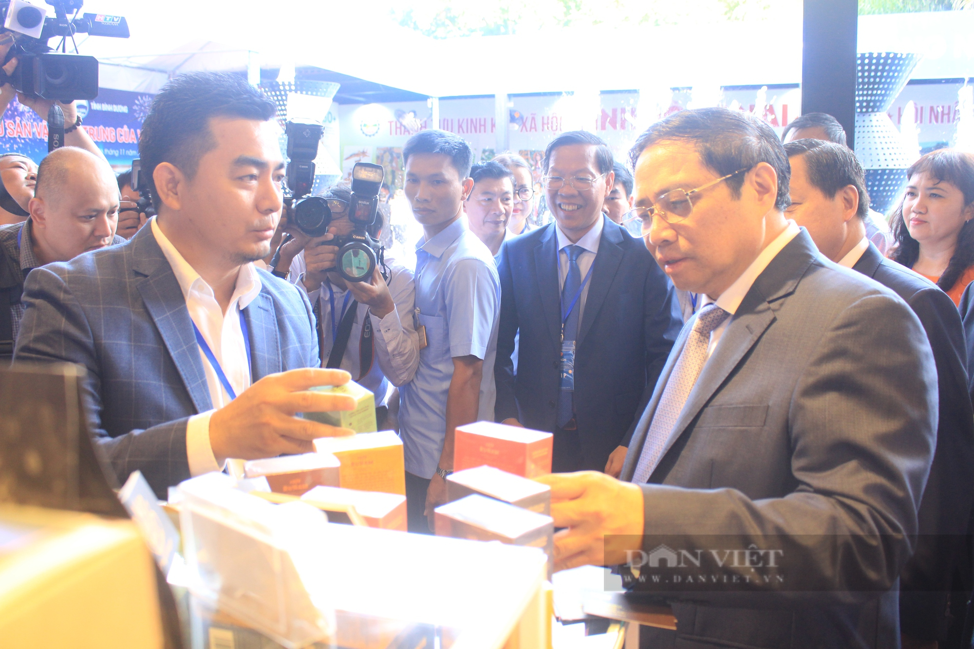 ẢNH: Thủ tướng Phạm Minh Chính tham quan sản vật đặc trưng các tỉnh Đông Nam Bộ - Ảnh 2.